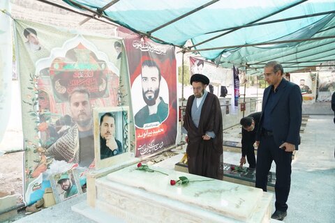 تصاویر آیین غبارروبی و عطر افشانی گلزار شهدای خرم آباد