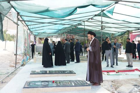 تصاویر آیین غبارروبی و عطر افشانی گلزار شهدای خرم آباد