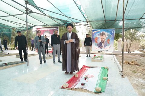 تصاویر آیین غبارروبی و عطر افشانی گلزار شهدای خرم آباد