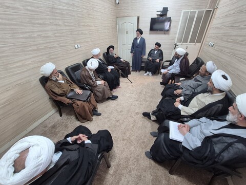 تصاویر/دیدار آیت الله واعظی با آیت الله موسوی جزایری و جمعی از اساتید سطوح عالی حوزه علمیه خوزستان