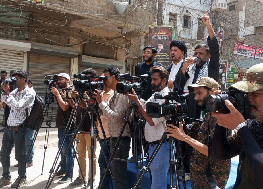 इस्लामी जगत और अरब देशों को अमेरिकी होना बंद कर मुसलमानों की मदद करनी चाहिए, मुक़र्रेरीन