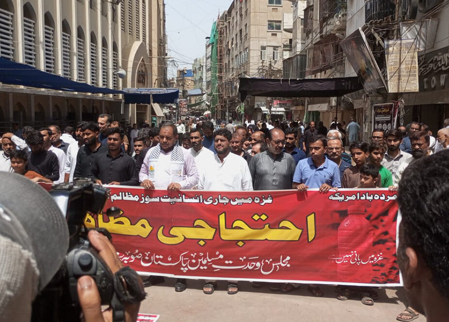 इस्लामी जगत और अरब देशों को अमेरिकी होना बंद कर मुसलमानों की मदद करनी चाहिए, मुक़र्रेरीन