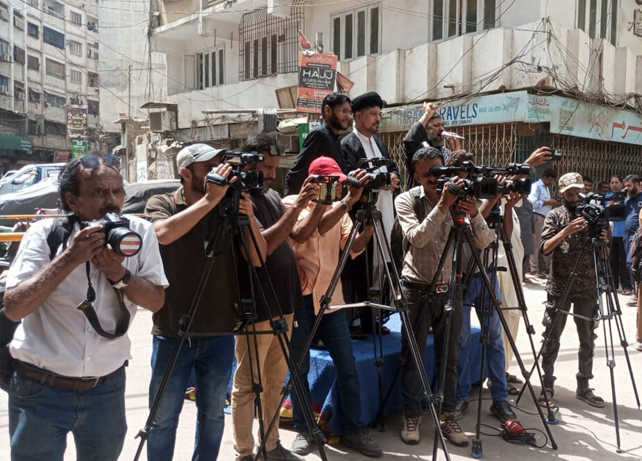 इस्लामी जगत और अरब देशों को अमेरिकी होना बंद कर मुसलमानों की मदद करनी चाहिए, मुक़र्रेरीन