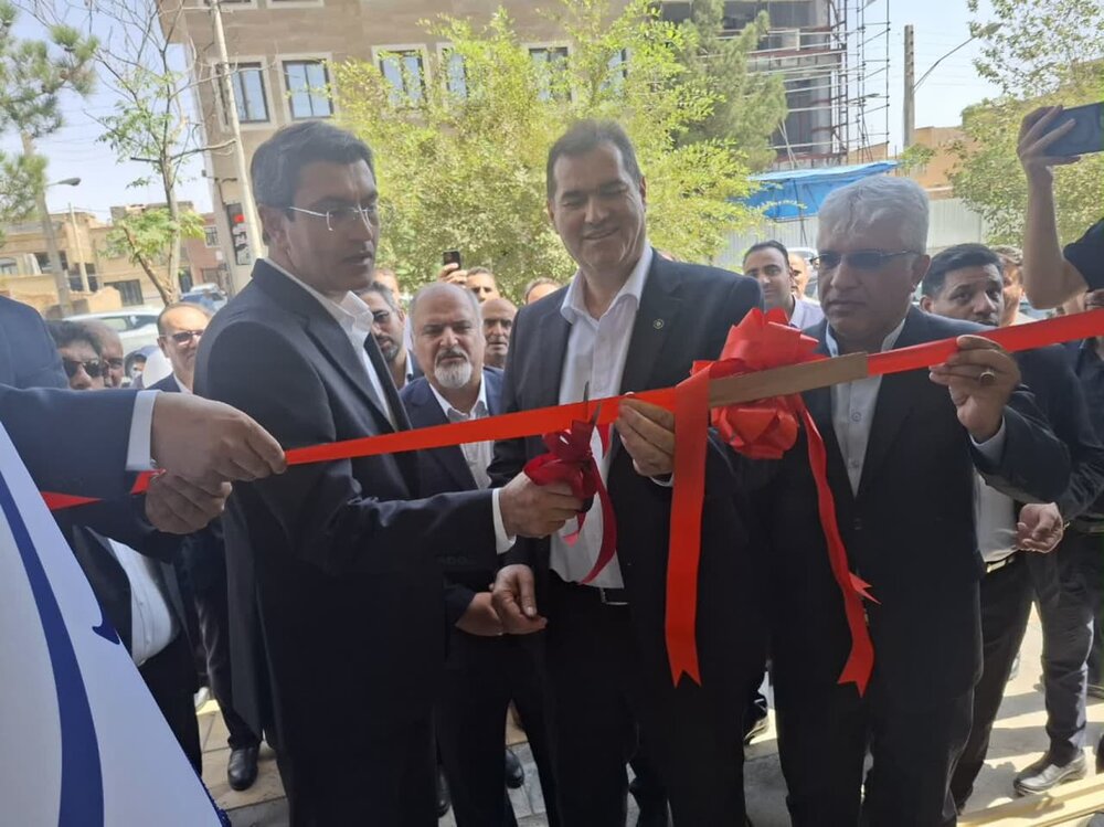 مسئولی که بتواند گره‌ای از مشکلات مردم را باز کند باید به شغل خود افتخار کند