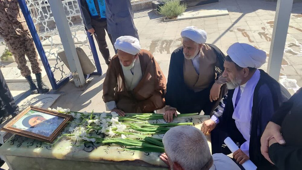 تصاویر/ تجدید میثاق نماینده ولی فقیه و خطبا و خادمین نمازجمعه کرمان با شهدا