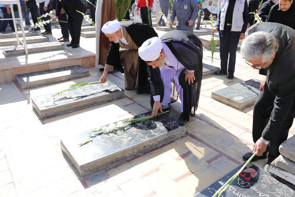 تصاویر/ تجدید میثاق نماینده ولی فقیه و خطبا و خادمین نمازجمعه کرمان با شهدا