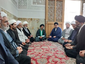 حضور نماینده ولی‌فقیه در کاشان در منزل ائمه جمعه فقید کاشان+تصاویر