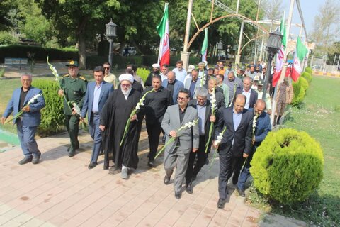 تصاویر/ غبار روبی مزار شهدای میاندوآب به مناسبت هفته نماز جمعه