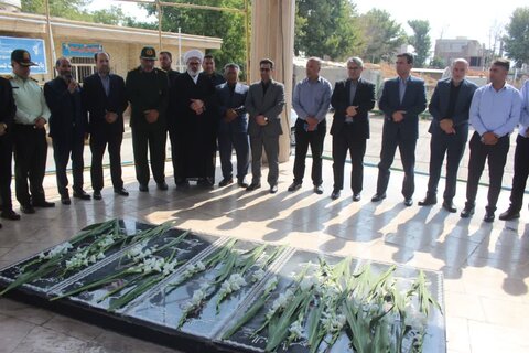 تصاویر/ غبار روبی مزار شهدای میاندوآب به مناسبت هفته نماز جمعه