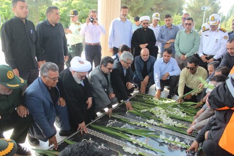 تصاویر/ غبار روبی مزار شهدای میاندوآب به مناسبت هفته نماز جمعه