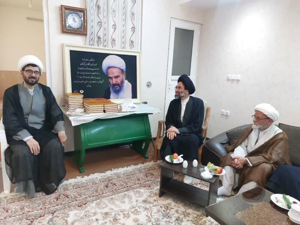 حضور نماینده ولی‌فقیه در کاشان در منزل ائمه جمعه فقید کاشان+تصاویر