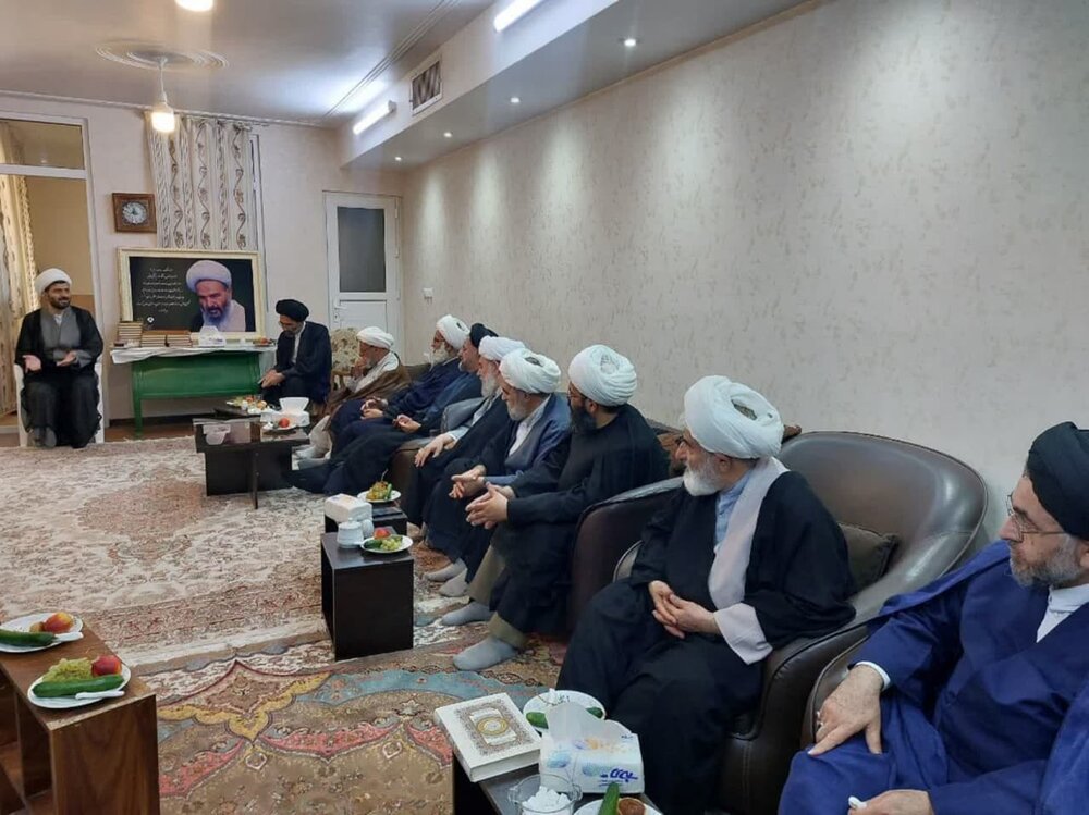 حضور نماینده ولیفقیه در کاشان در منزل ائمه جمعه فقید کاشان+تصاویر