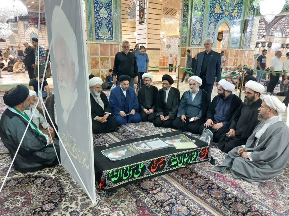 حضور نماینده ولی‌فقیه در کاشان در منزل ائمه جمعه فقید کاشان+تصاویر