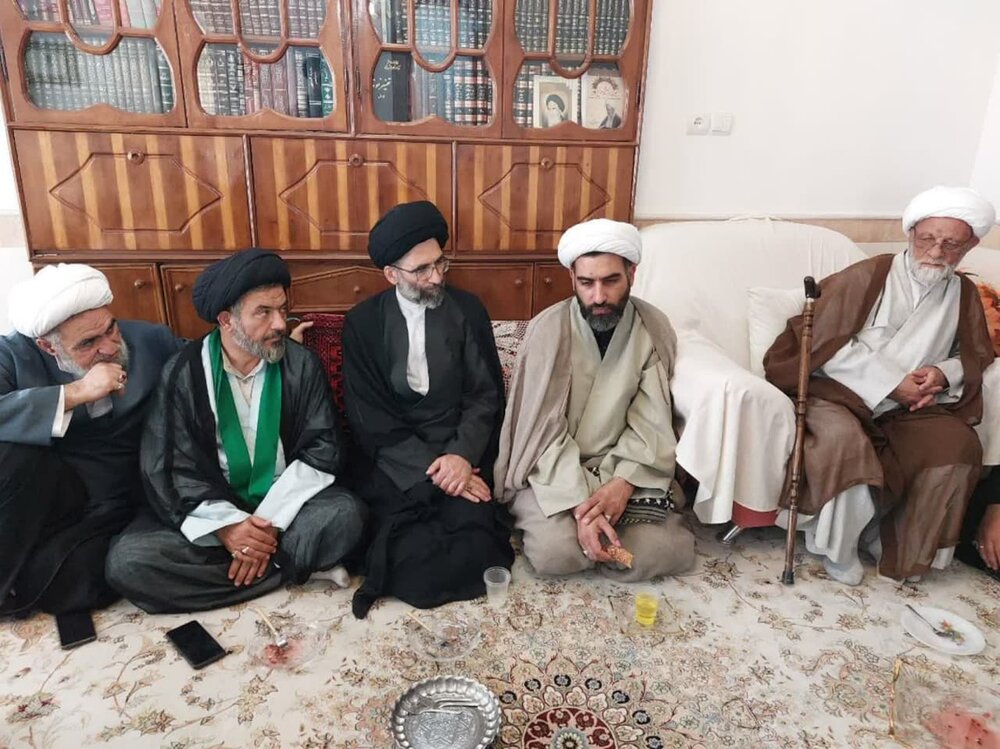 حضور نماینده ولی‌فقیه در کاشان در منزل ائمه جمعه فقید کاشان+تصاویر