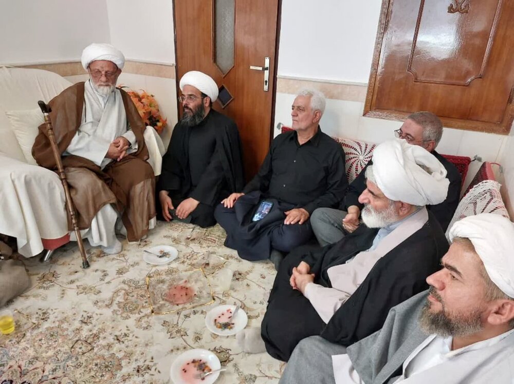 حضور نماینده ولی‌فقیه در کاشان در منزل ائمه جمعه فقید کاشان+تصاویر