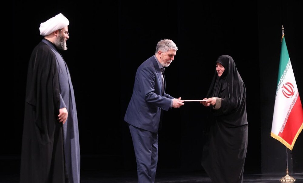 تقدیر وزیر فرهنگ از خانواده شهدای علمی جنگ تحمیلی ۱۲روزه