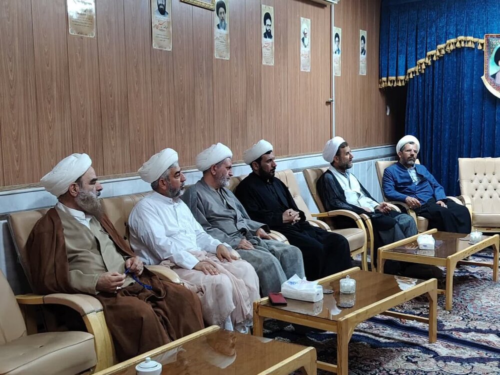 برگزاری جلسه هم اندیشی عملیاتی کردن خطابه رهبری به روحانیت در دفتر امام جمعه آران وبیدگل+عکس