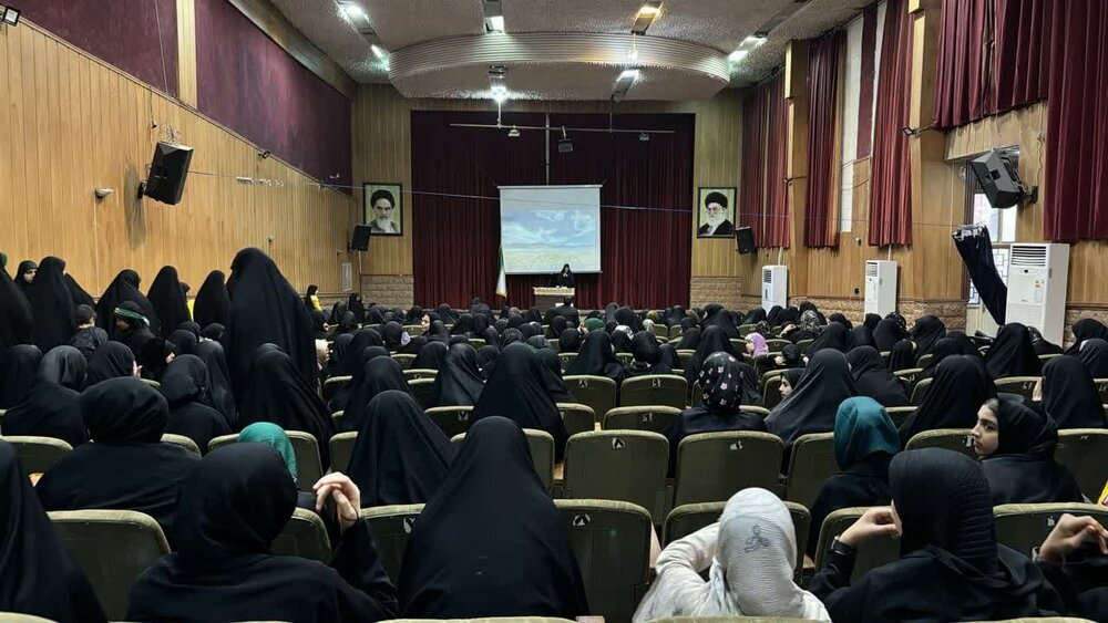 برگزاری همایش بزرگ دختران فاطمی / تأکید استاندار قم بر محوریت مساجد در فعالیت‌های فرهنگی