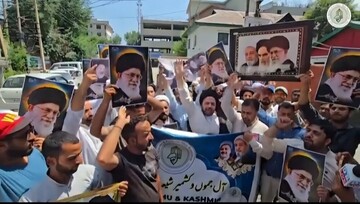 مسلمانان جامو و کشمیر در اعتراض به گستاخی رسانه‌ هندی نسبت به رهبر معظم انقلاب به خیابانها آمدند