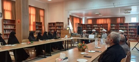 تصاویر/نشست مدیر حوزه علمیه خواهران استان مرکزی با هیات امنای مدارس علمیه ساوه