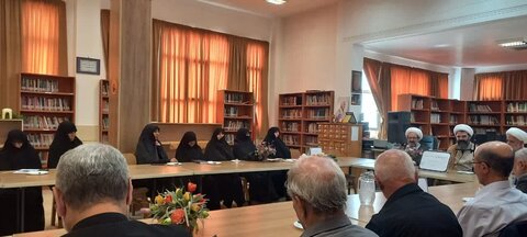 تصاویر/نشست مدیر حوزه علمیه خواهران استان مرکزی با هیات امنای مدارس علمیه ساوه