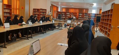 تصاویر/دیدار مدیر حوزه علمیه خواهران استان مرکزی با کادر مدارس علمیه شهرستان ساوه