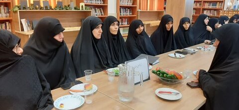 تصاویر/دیدار مدیر حوزه علمیه خواهران استان مرکزی با کادر مدارس علمیه شهرستان ساوه