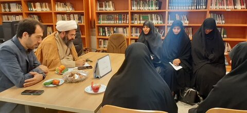 تصاویر/دیدار مدیر حوزه علمیه خواهران استان مرکزی با کادر مدارس علمیه شهرستان ساوه
