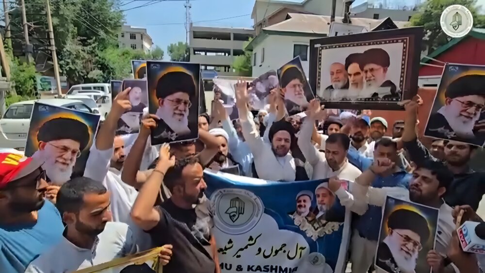 श्रीनगर में सुप्रीम लीडर के अपमान के विरोध में ऑल जम्मू एंड कश्मीर शिया एसोसिएशन का प्रदर्शन श्रीनगर में सुप्रीम लीडर के अपमान के विरोध में ऑल जम्मू एंड कश्मीर शिया एसोसिएशन का प्रदर्शन
