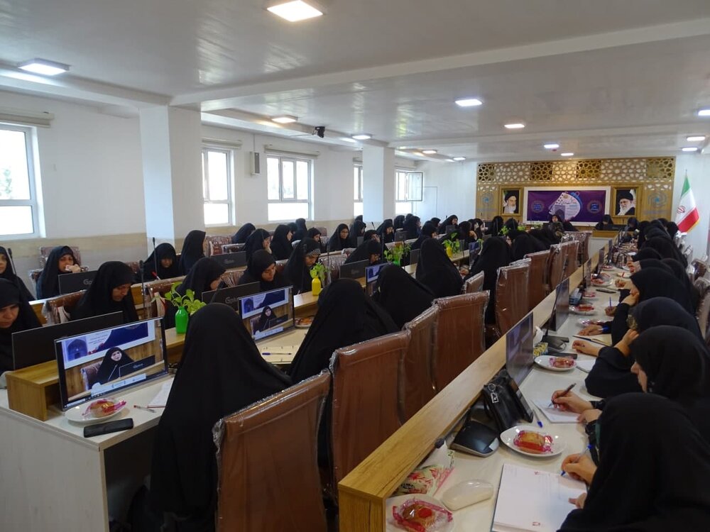 کارگاه آموزشی «یادداشت‌نویسی علمی» در حوزه علمیه خواهران استان اصفهان برگزار شد