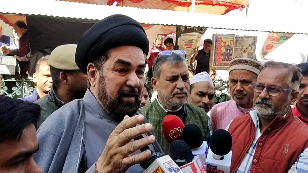 आयतुल्लाह खामेनेई के खिलाफ अपमानजनक खबरों के विरोध में मौलाना कल्बे जवाद नक़वी ने सूचना मंत्री को पत्र लिखकर कार्रवाई की मांग की