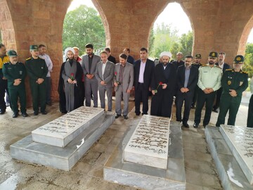 تصاویر/ غبارروبی مزار مطهر شهدای آذرشهر