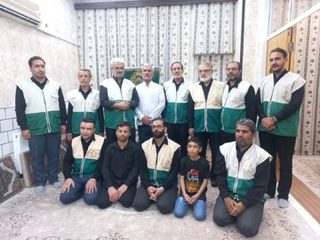 تجلیل خادمیاران کانون خدمت رضوی از جانباز آران و بیدگلی+عکس