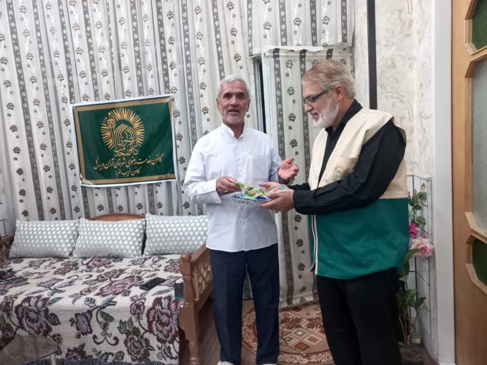 تجلیل خادمیاران کانون خدمت رضوی از جانباز آران و بیدگلی+عکس