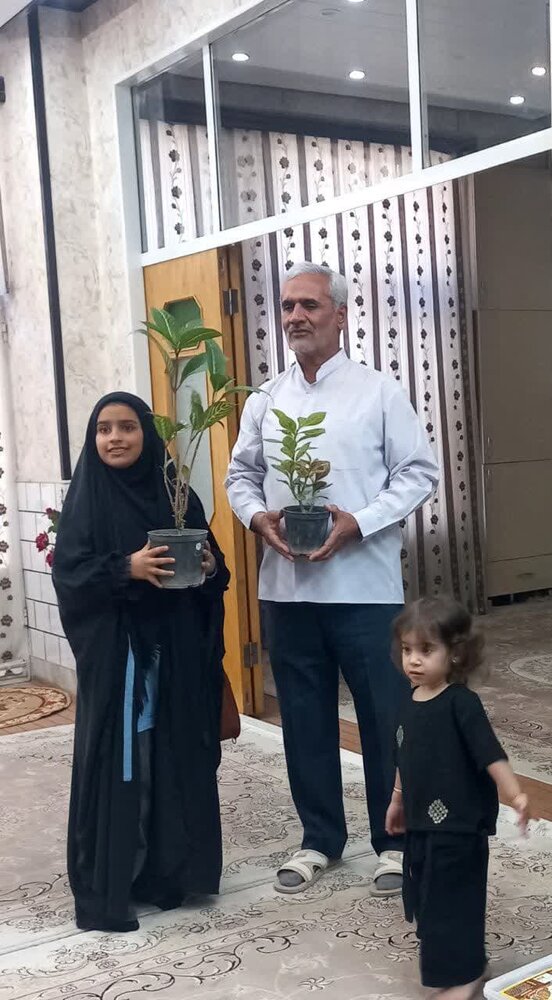 تجلیل خادمیاران کانون خدمت رضوی از جانباز آران و بیدگلی+عکس