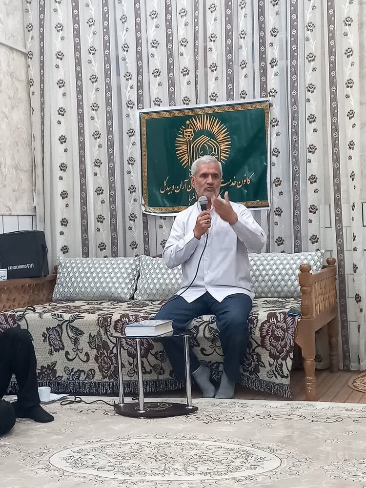 تجلیل خادمیاران کانون خدمت رضوی از جانباز آران و بیدگلی+عکس