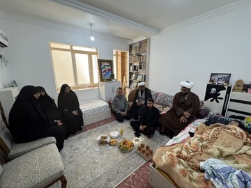 دیدار مسئول سازمان بسیج طلاب هرمزگان با مادر طلبه شهید حیدری