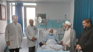 بستری شدن آیت‌الله سعیدی در بیمارستان / عیادت نماینده آیت‌الله اعرافی + عکس