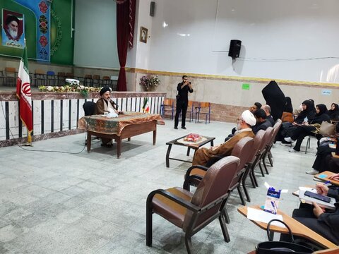 تصاویر/ چهارمین جلسه از سلسله نشست‌های تربیتی اخلاقی فرهنگیان آذربایجان غربی با نماینده ولی فقیه در استان