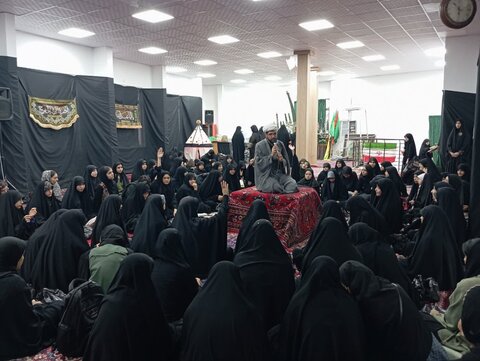 تصاویر/ عزاداری ویژه دختران به همت هیئت بنت‌الهدی در حسینیه امامزاده یحیی علیه‌السلام همدان برگزار شد