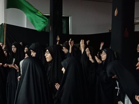 تصاویر/ عزاداری ویژه دختران به همت هیئت بنت‌الهدی در حسینیه امامزاده یحیی علیه‌السلام همدان برگزار شد