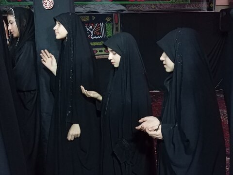 تصاویر/ عزاداری ویژه دختران به همت هیئت بنت‌الهدی در حسینیه امامزاده یحیی علیه‌السلام همدان برگزار شد