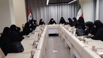 نشست مدیر جامعه الزهرا(س) و هیئت همراه با جمعی از مسئولان فرهنگی عراق