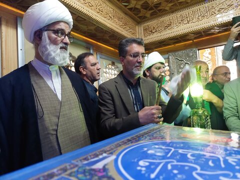 تصاویر/ غبارروبی ضریح مطهر حضرت سلطانعلی(ع) در اردهال کاشان