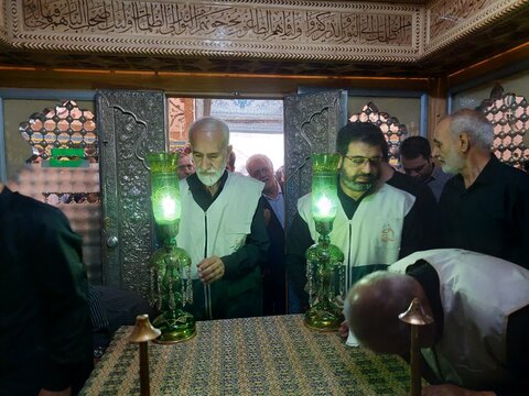 تصاویر/ غبارروبی ضریح مطهر حضرت سلطانعلی(ع) در اردهال کاشان