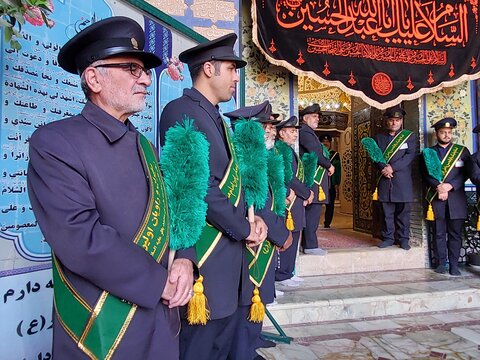 تصاویر/ غبارروبی ضریح مطهر حضرت سلطانعلی(ع) در اردهال کاشان