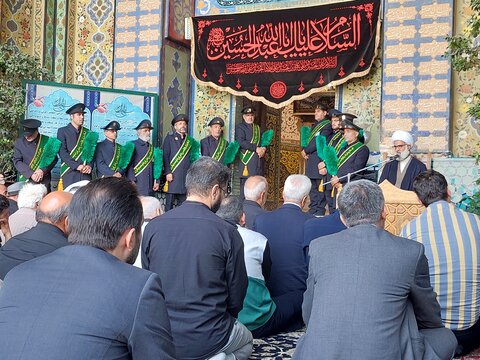 تصاویر/ غبارروبی ضریح مطهر حضرت سلطانعلی(ع) در اردهال کاشان