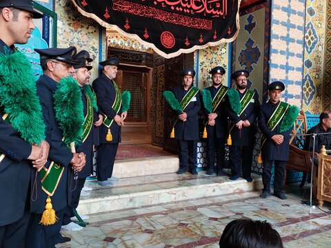 تصاویر/ غبارروبی ضریح مطهر حضرت سلطانعلی(ع) در اردهال کاشان