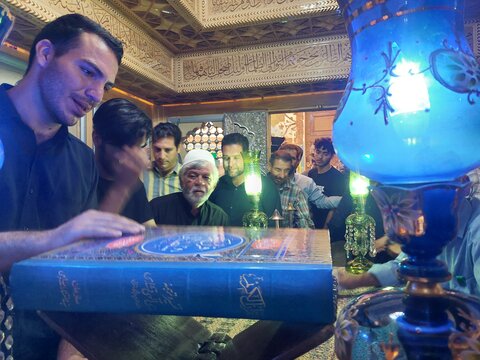 تصاویر/ غبارروبی ضریح مطهر حضرت سلطانعلی(ع) در اردهال کاشان