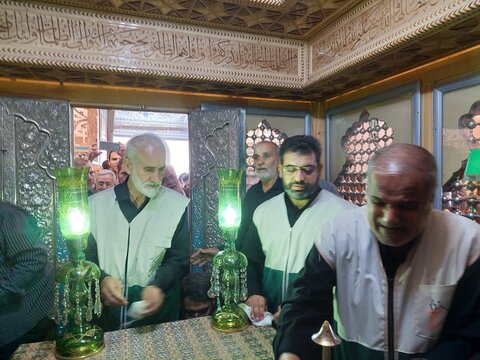 تصاویر/ غبارروبی ضریح مطهر حضرت سلطانعلی(ع) در اردهال کاشان